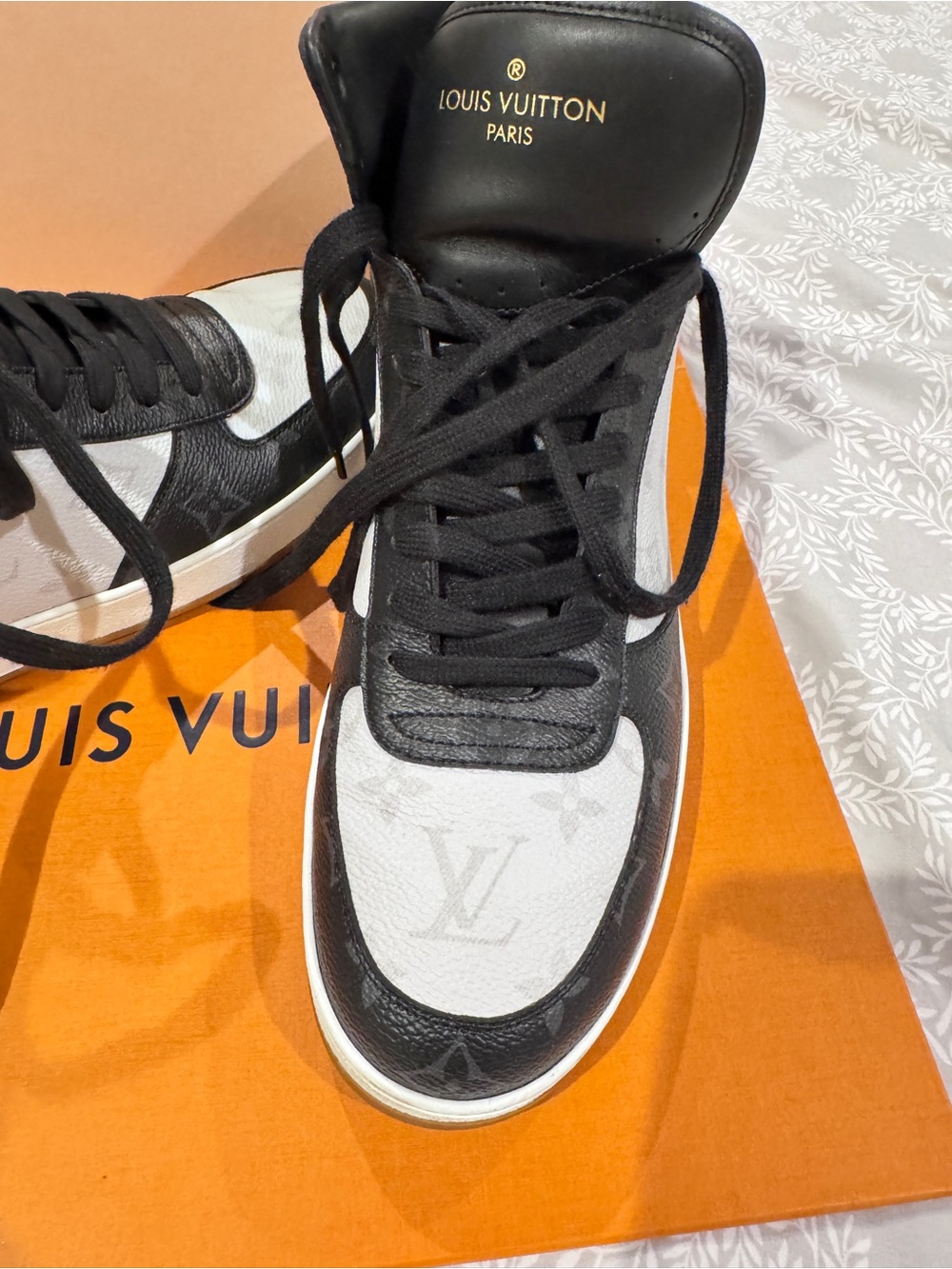 LOUIS VUITTON
Calfskin Monogram Mens Rivoli High Top Sneakers - Picture 4 of 9